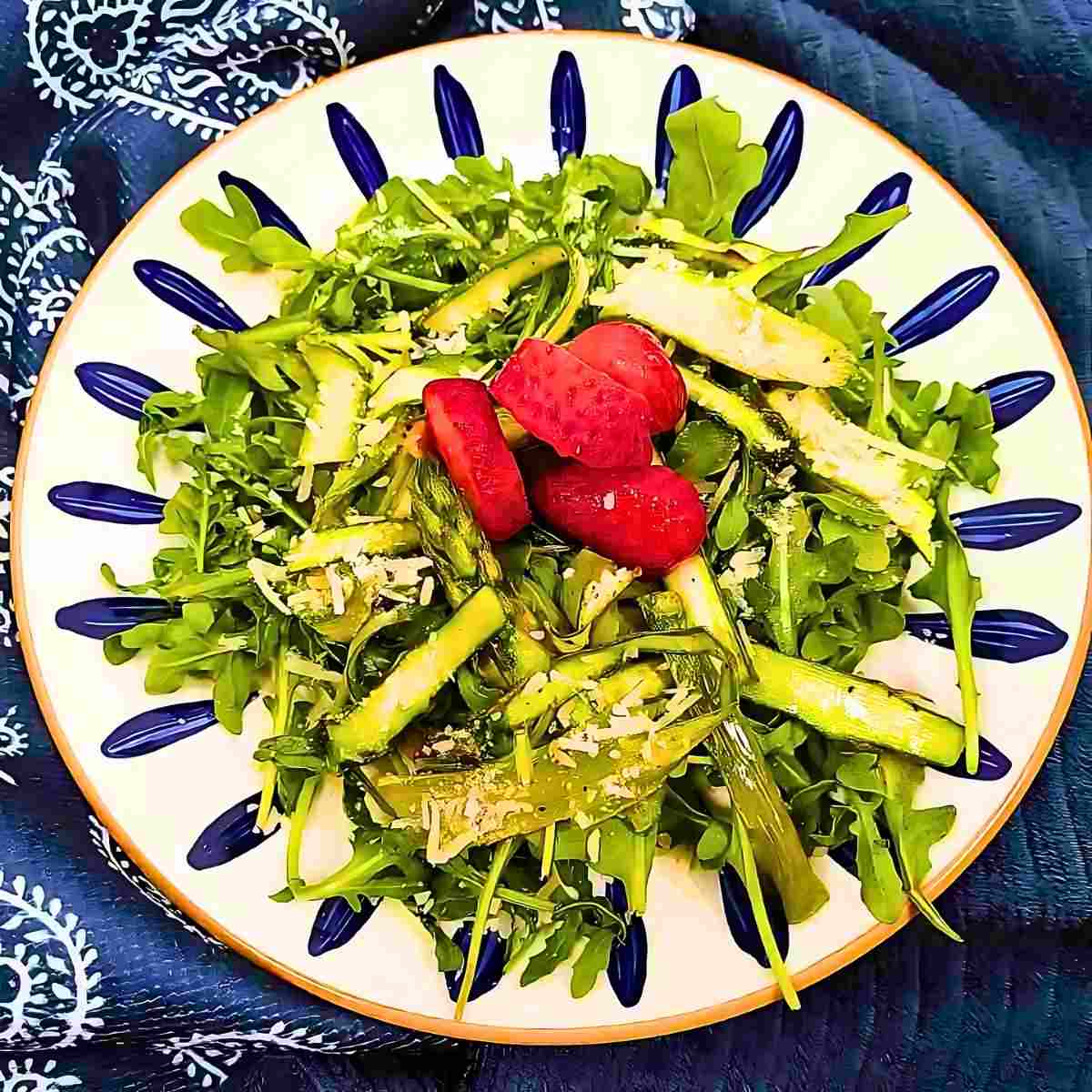 Easy arugula salad recipe with strawberries.
