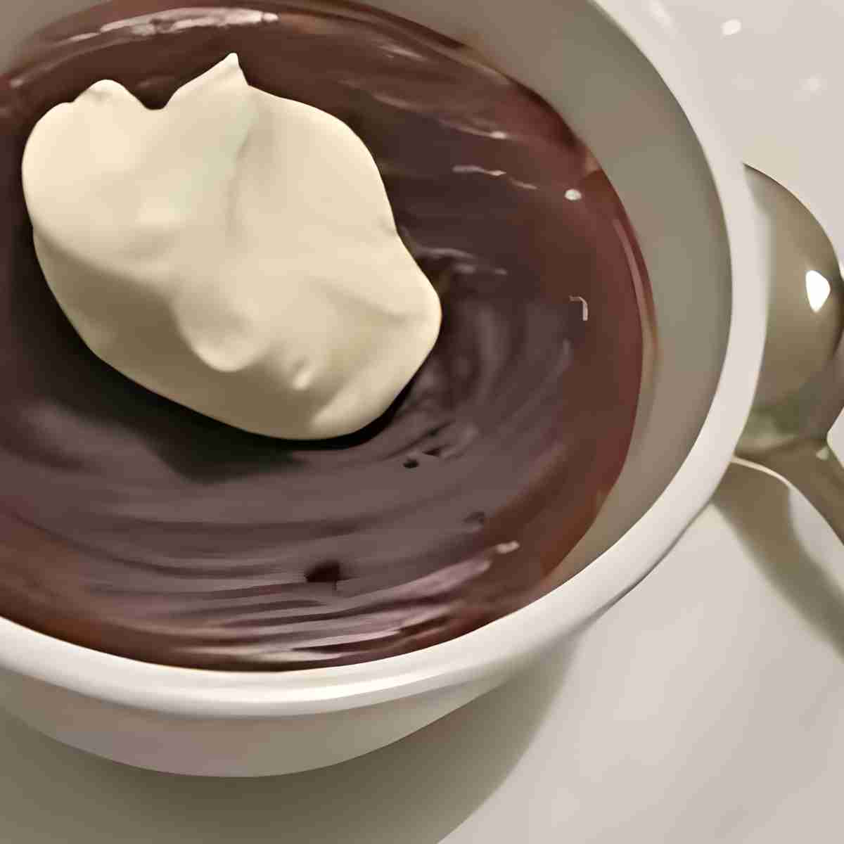 Creme-fraiche-on-chocolate-mousse.