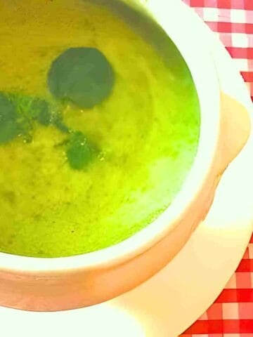 Delicious creamy watercress soup with potatoes and leeks.