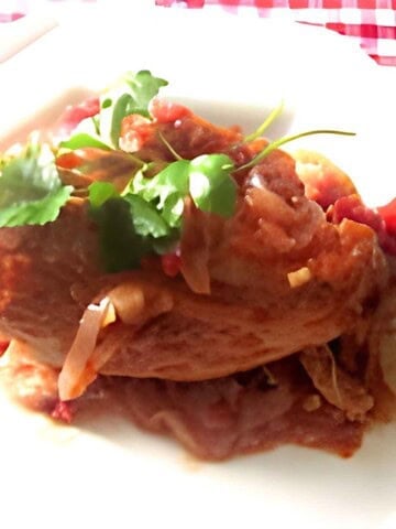 Fried chicken served hot, with sauce chasseur made from vegetables, wine and herbs.
